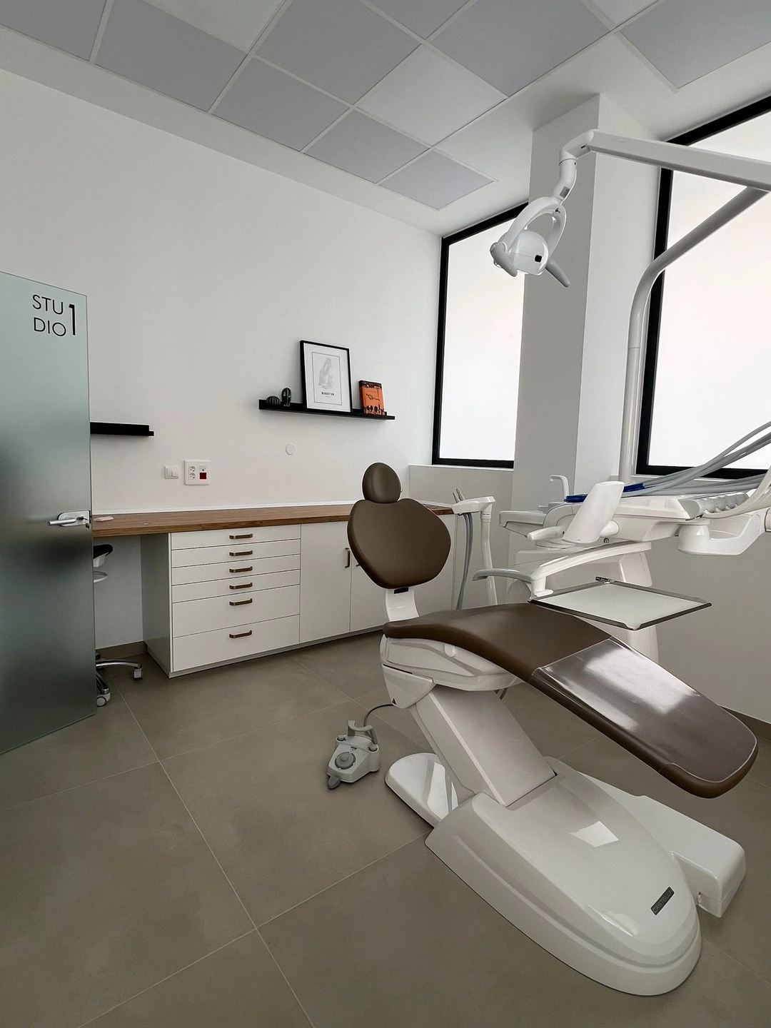Gabinete Odontológico Studio 1 equipado con sillón ergonómico de alta gama y tecnología dental 3D