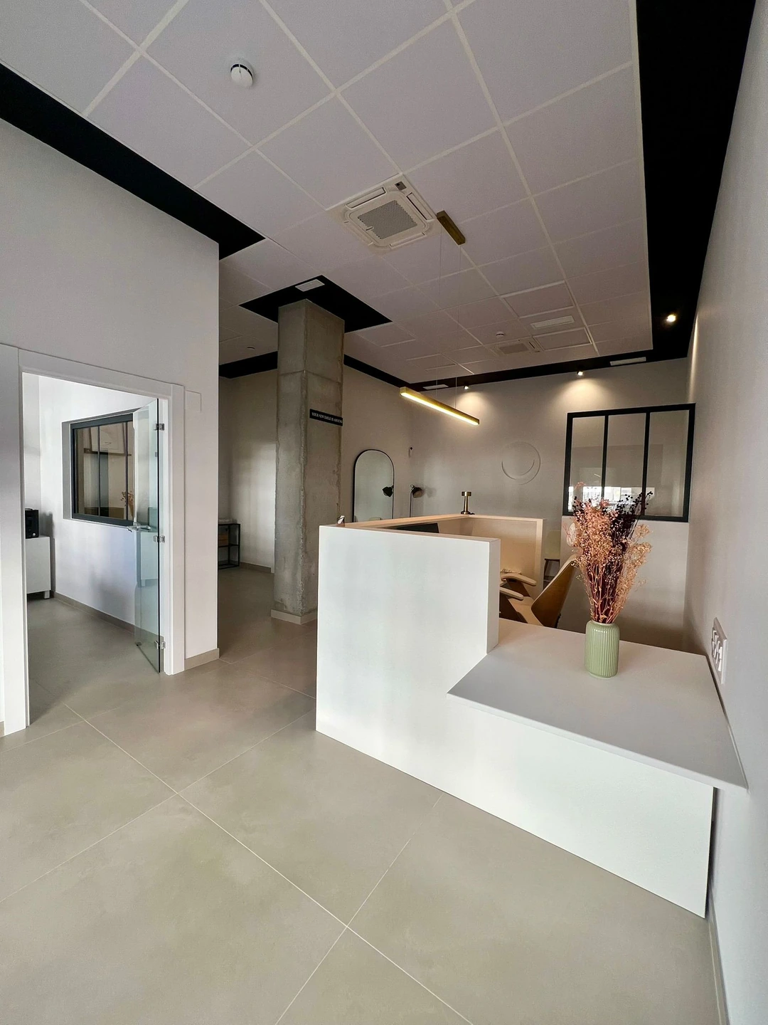 Mostrador de recepción y bienvenida en White Point Dental Studio