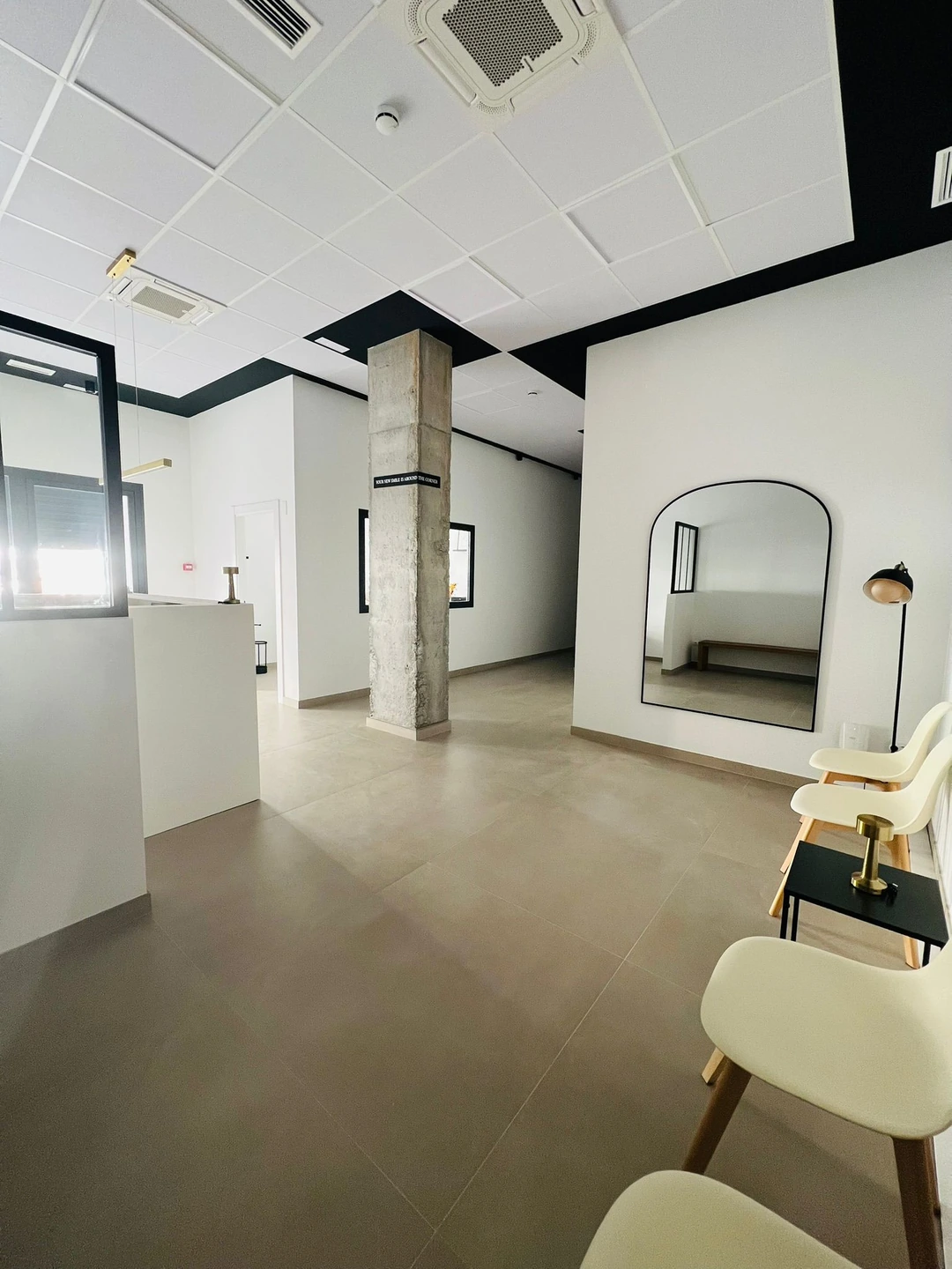 Sala de espera moderna y relajante en White Point Dental Studio